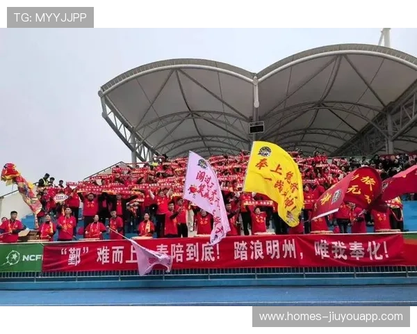 球迷自制“最美助威团”比赛引热议，球迷助威歌