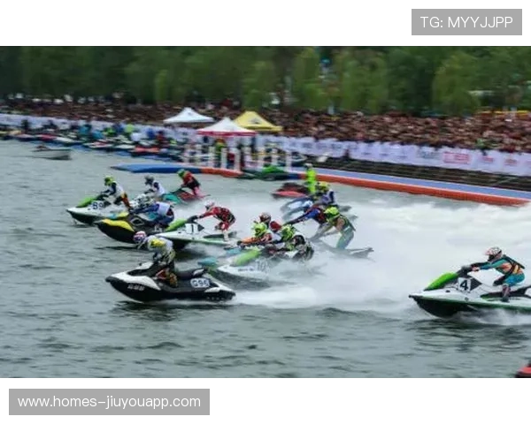 “宽板滑水：东三叉湖赛场掀起水上运动新风潮”